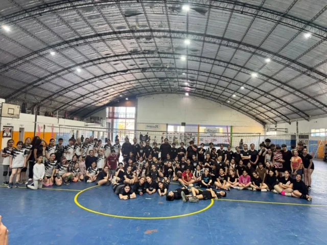 🏐 ENCUENTRO DE LA ESCUELITA DE VÓLEY EN DAIREAUX

La Escuelita de Vóley de Estudiantes participó de un encuentro en el Gimnasio Municipal de Daireaux, junto a los equipos locales y la Municipalidad de Salazar.

Más de 50 chicos albinegros disfrutaron de una jornada con partidos en diferentes modalidades: 2 vs. 2, 3 vs. 3, 4 vs. 4 y, para cerrar, 6 vs. 6.

Mucho juego, aprendizaje y diversión en una nueva experiencia compartida. Y como cierre de una hermosa jornada, ¡helado para todos! 🍦