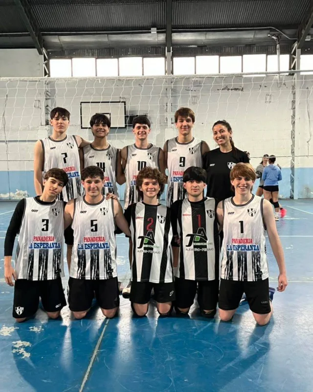 NUEVA FECHA DE LIGA 🏐 

Nuestros equipos femenino y masculino disputaron una nueva jornada de competencia.

El femenino, ya clasificado a las finales de la Copa de Oro, consiguió dos nuevas victorias:

▪️ Estudiantes 2 – 0 Saladillo 
▪️ Estudiantes 2 – 0 San Martín de 9 de Julio 

Con estos resultados, el equipo continúa firme en la búsqueda del bicampeonato.

Por su parte, el masculino cerró la etapa clasificatoria con un triunfo y una derrota:

▪️ Estudiantes 2 – 0 San Martín de 9 de Julio 
▪️ Estudiantes 0 – 2 9 de Julio Vóley 

El último partido fue un encuentro ajustado e intenso frente al puntero. Ahora, el equipo espera la finalización de la tabla general para conocer su clasificación.

¡Vamos  Albinegro! 🖤🤍