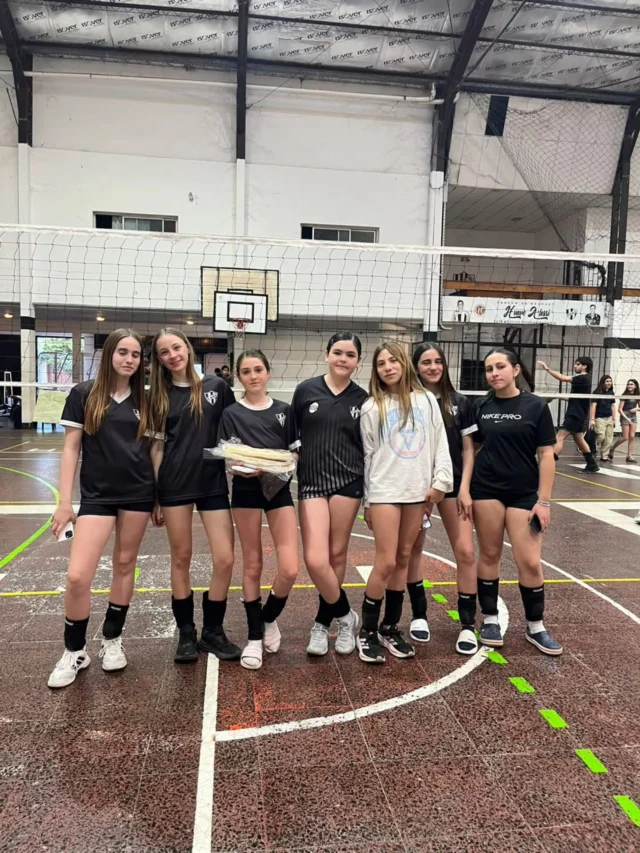 🏐 NUEVA EDICIÓN DEL TORNEO MIXTO

El sábado se realizó una nueva edición del Torneo Mixto de Vóley, que reunió a 14 equipos de Pehuajó y de otras localidades.

Fue una jornada extensa e intensa, con muchos partidos y un gran clima deportivo. 

Nos quedamos muy contentos porque pudimos cumplir los objetivos propuestos: continuar fomentando la práctica del vóley y recaudar fondos para afrontar las próximas competencias.