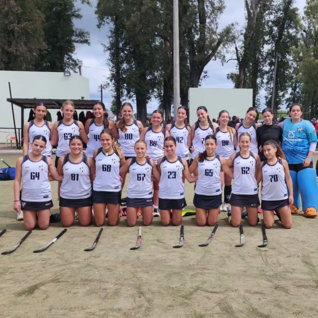¡FINALISTAS EN LAS TRES CATEGORÍAS! 👏

Se disputaron las semifinales de la Copa Noroeste de la Federación Noroeste de Hockey y Estudiantes superó a Atlético Rivadavia en Sub 14, Sub 16 y Primera.

▪️ Sub 14: Estudiantes 4–0 Atlético Rivadavia
Goles: Delfina de Nicolás Prestifilippo x2, Teresita Trezeguet y Ludmila Bordoy Pignanelli.

▪️ Sub 16: Estudiantes 6–0 Atlético Rivadavia
Goles: Malena Mateos x4, Mercedes Peña Save y Delfina de Nicolás Prestifilippo.

▪️ Primera: Estudiantes 2–2 Atlético Rivadavia
Goles: Lourdes Aloma y Mailén Ramírez.

Tras el empate, las albinegras se impusieron 3–2 en los shootouts, con conversiones de Débora Guzmán, Carla Querejeta y Ludmila Prestifilippo, para conseguir el pase a la final.

¡Felicitaciones a nuestras jugadoras y cuerpo técnico! 🖤🤍