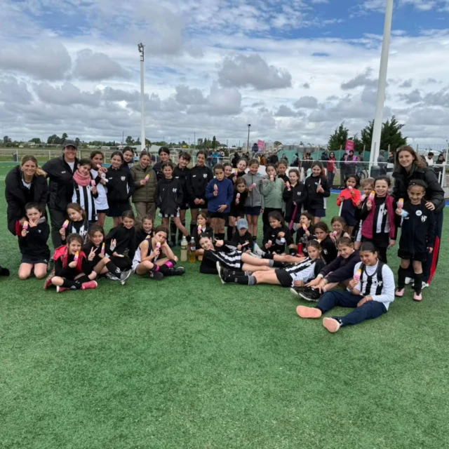 JAMBOREE EN DAIREAUX 🏑🙌

Estudiantes participó de una nueva jornada junto a delegaciones de Henderson, Daireaux, 30 de Agosto, Deportivo y Barrio Alegre.

Nuestro club estuvo representado por 42 jugadoras, que disfrutaron de partidos, tercer tiempo y un hermoso espacio para encontrarse, compartir y seguir aprendiendo junto a otros equipos.

¡Gracias a todos por la gran jornada! 🙌🏼