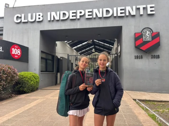 🎾 PAULINA Y PILAR SUFRATE, CAMPEONAS EN TANDIL 

Gran actuación de las jóvenes tenistas que se forman y entrenan en Estudiantes bajo la dirección del profesor Carlos González, durante el Torneo Abierto G3 organizado por la Asociación Argentina de Tenis en el Club Independiente de Tandil.

🏆 Paulina se consagró campeona en singles Sub-12, luego de superar cuatro partidos y vencer en la final a Sofía Cripovich, de Tucumán, por 7/6 y 6/3.

Pilar también tuvo una destacada participación individual, alcanzando los cuartos de final tras debutar con una contundente victoria por 6/0 y 6/0.

👯‍♀️ En dobles, las hermanas se quedaron con el título, cerrando un torneo perfecto con el triunfo en la final ante Aixa Escobar y Mía Nahir García por 6/3 y 6/1.

¡Felicitaciones, Paulina y Pilar! 🙌🏼