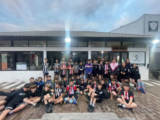 Handball y amigos 🤝

Se realizó un encuentro de Mini e Infantiles junto a la visita del Club Atlético Pellegrini, con quien compartimos deporte, juego y recreación para que todos se lleven un lindo momento.

🖤🤍