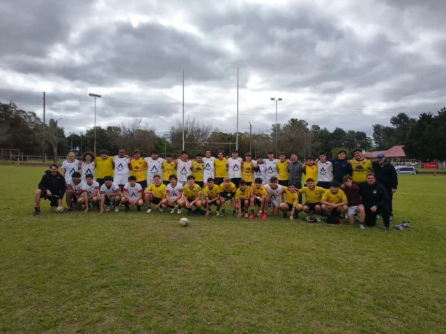 🏉 JORNADAS DE ENCUENTRO Y APRENDIZAJE

Nuestras divisiones juveniles disfrutaron de nuevas experiencias deportivas en Santa Rosa y Junín, compartiendo con equipos de distintas uniones.

En Santa Rosa, la M14 participó de un encuentro junto a Santa Rosa Rugby, con aproximadamente dos horas de juego que permitieron a nuestros jugadores seguir sumando experiencia y disfrutar del deporte.

Por su parte, en Junín, nuestros juveniles compartieron con otras uniones, enfrentando a La Plata Rugby y Rugby Club Los Matreros.

Dos experiencias muy positivas para continuar creciendo, sumar minutos de juego y fortalecer el desarrollo de nuestros jugadores.