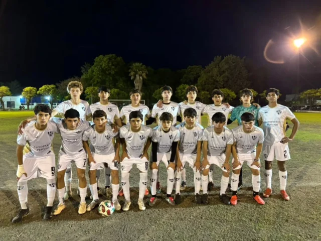 ¡COMENZAMOS NUESTRO CAMINO EN EL TORNEO FEDERAL DE CLUBES! ⚽️👏

Se puso en marcha nuestra participación en el Torneo Federal de Clubes 2026, organizado por la Federación de Fútbol Bonaerense Pampeana.

En el inicio de la competencia, visitamos a Deportivo Casares con nuestras tres categorías: Sub 13, Sub 15 y Sub 17.

RESULTADOS

⚽ Sub 13 | Deportivo Casares 1 - 5 Estudiantes
Goles: Donato Tihista (2), Luka Rajnoch (2) y Santiago Jaralambides.

⚽ Sub 15 | Deportivo Casares 1 - 1 Estudiantes
Gol: Agustín Márquez.

⚽ Sub 17 | Deportivo Casares 2 - 2 Estudiantes
Goles: Zamperetti y uno en contra.

👏 Felicitamos a los jugadores y cuerpo técnico por este inicio. Es un orgullo representar a Pehuajó en una competencia de esta magnitud, que nos permite sumar experiencias y nuevos desafíos para los chicos de nuestro Semillero. 

¡Vamos Albinegro! 🖤🤍