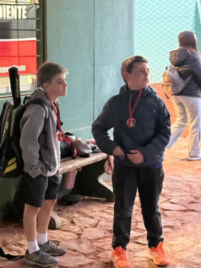 🎾 DESTACADA PARTICIPACIÓN DE SALVADOR EN TANDIL

Salvador Perkins, jugador de nuestro Club, participó del torneo Grado 3 de la Asociación Argentina de Tenis (AAT), disputado en Tandil, en la categoría Sub 10.

Con 9 años, Salvador compitió frente a jugadores de mayor edad y tuvo una muy buena actuación.

En la fase de grupos consiguió dos victorias y una derrota, finalizando segundo en su zona y clasificando a las semifinales del torneo.

Además, en la modalidad de dobles alcanzó la final y se consagró subcampeón.

¡Felicitaciones, Salva! 🖤🤍