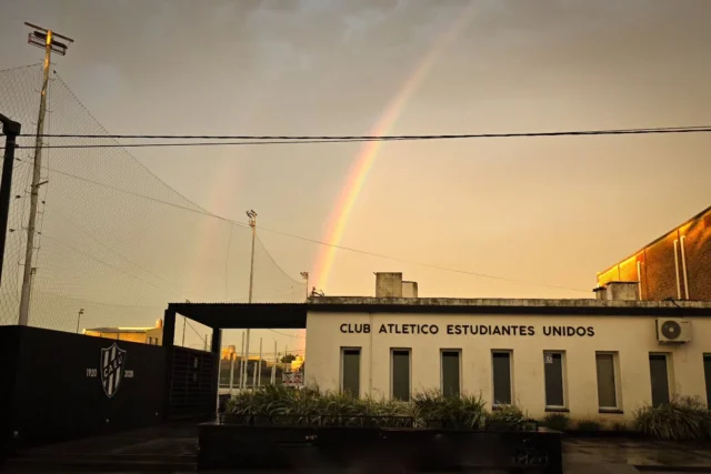 Nos abraza un arco iris 🖤🤍