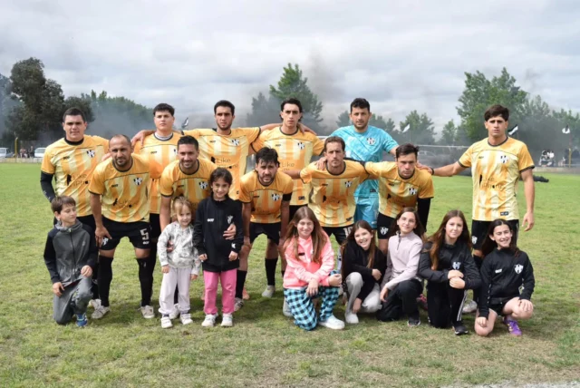 APARECIÓ RING RING 🧨👏

Se disputaron los cuartos de final de ida del Torneo LPF en el 21 de Septiembre ante Calaveras. 

La primera división logró el empate sobre la hora cuando, tras un remate de Mauro Pérez que cruzó todo el arco, apareció la eternidad: David Ignacio Cadorin estampó el 1 a 1 final.

Por su parte, la tercera división empató sin goles por 0 a 0.

¡Vamos Albinegro! 🖤🤍