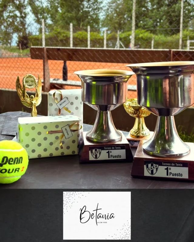 ¡GRAN FIN DE SEMANA DE TENIS FEMENINO EN EL CAMPO! 🎾💪

Durante el fin de semana se disputó un torneo de tenis femenino en nuestras canchas del Campo, con la participación de 13 jugadoras de Pehuajó y la zona.

🏆 CATEGORÍA INICIALES
🥇 Campeona: Guillermina Sadobe
🥈 Subcampeona: Florencia Sadobe

🏆 CATEGORÍA INTERMEDIAS
Tras una serie de partidos muy disputados, Emilia Segurado, Pilar Sufrate y Evangelina Ticeira llegaron a la instancia final.
🥇 Campeona: Pilar Sufrate
🥈 Subcampeona: Emilia Segurado

👏 Felicitamos a todas las participantes por el nivel demostrado y por ser parte de una nueva propuesta que sigue impulsando el crecimiento del tenis.

Agradecemos a @betaniacosmetica_21 por acompañar y apoyar la realización del torneo.

También destacamos el trabajo de Mario Gómez, quien estuvo a cargo de la organización y coordinación de la competencia, adaptando el desarrollo de los partidos a las condiciones climáticas del fin de semana.

🖤🤍 ¡Gracias a todas las jugadoras por participar y compartir dos jornadas de tenis en el Campo!