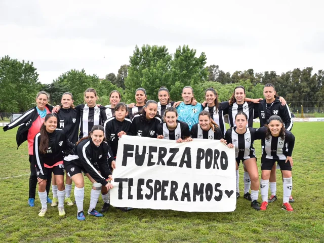 Igualdad en la ida 💪⚽️

El femenino Albinegro empató 0 a 0 contra Calaveras por los cuartos de final de ida que se disputaron en el 21 de Septiembre. 

La vuelta será el próximo fin de semana en el 7 de Abril.

¡Vamos Albinegras! 🖤🤍