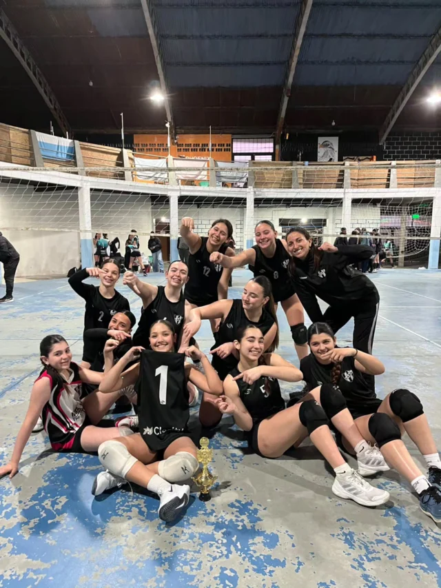 🏐 ¡SUB 14 A, GANADORAS DE LA FECHA DE AVCOBA!

El sábado pasado, cinco equipos de vóley de Estudiantes participaron de una nueva fecha de AVCOBA, disputada en la ciudad de 9 de Julio bajo la modalidad Grand Prix.

🏆 Nuestro Sub 14 A se consagró campeón de la jornada, luego de ganar sus cuatro partidos sin ceder ningún set, imponiéndose en la semifinal y la final.

Estos fueron los resultados de nuestros equipos:

SUB 14 A
• 2-0 vs. Atlético A
• 2-0 vs. Villegas
• Semifinal: 2-0 vs. CEF 18 A
• Final: 2-0 vs. CEF 18 B

SUB 14 B
• 2-0 vs. Bragado
• 0-2 vs. CEF 18 A

SUB 14 C
• 2-0 vs. San Martín B
• 0-2 vs. Argentino

SUB 16 A
• 0-2 vs. CEF 18
• 0-2 vs. Villegas
• 0-2 vs. San Martín

SUB 16 B
• 0-2 vs. Bolívar
• 0-2 vs. Bragado
• 1-2 vs. San Martín

 ¡Vamos Estudiantes! 🖤🤍